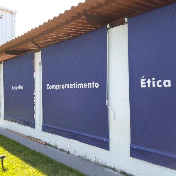 Toldos verticais em lona azul instalados em área externa