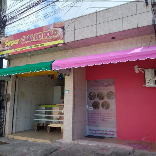 Toldos coloridos instalados em fachadas comerciais