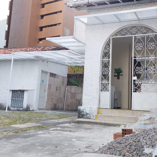 Coberta translúcida instalada na entrada de um imóvel