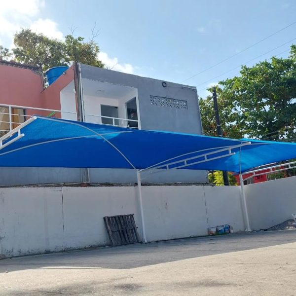 Cobertura tensionada azul instalada em área externa